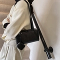Bolso bowling minimalista de cuero negro con pequeño estuche de cremallera a juego - Negro