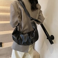 Schwarze glänzende Hobo-Tasche aus weichem Leder mit Falten und Metallring-Schnalle - Schwarz