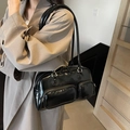 Glänzende schwarze Bowling-Schultertasche mit mehreren Taschen und Silberbeschlägen - Schwarz