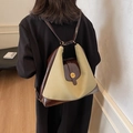 Sac à dos femme bicolore kaki et marron avec boucle dorée N et design trapèze - Kaki