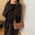 Borsa hobo in pelle marrone trapuntata con cuciture geometriche e tracolla a catena - Marrone
