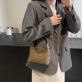 Borsa hobo trapuntata marrone caffè con tracolla a catena dorata in stile vintage - Sabbia
