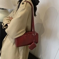 Bolso bowling minimalista rojo oscuro en piel sintética brillante con mini accesorio - Rojo