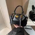 Schwarze Bowling-Tasche aus Ölwachsleder mit goldenen Vintage-Beschlägen und Metalldreieck - Schwarz