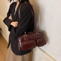 Vintage Bowling-Umhängetasche in Dunkelrot aus glänzendem Kunstleder mit Taschen - Burgunderrot