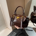 Dunkelbraune glänzende Boston-Tasche aus Leder mit Retro-Design und goldenem Logo - Kaffeebraun