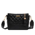 Bolso bandolera acolchado negro de moda con correa ancha y logotipo dorado - Negro
