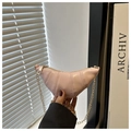 Vue détaillée du mini sac croissant rose avec texture matelassée et chaîne dorée - Rose