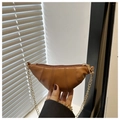 Vue détaillée du sac croissant marron avec des surpiqûres verticales et une chaîne dorée - Marron