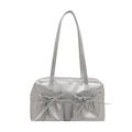 Elegante borsa a spalla argento Y2K con tasche decorate con fiocchi e pelle lucida - Senza ciondolo / Argento