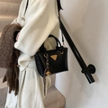 Mini sac cabas en cuir brillant noir avec logo triangle doré et breloque clochette - Avec Pendentif / Noir