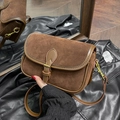 Piccola borsa a tracolla vintage in pelle scamosciata marrone con fibbia in bronzo - Marrone