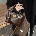 Sac fourre-tout en cuir verni marron foncé avec logo triangle doré et poignée nouée - Avec Pendentif / Café