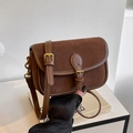 Borsa a sella in pelle scamosciata marrone con fibbia in metallo retrò e tracolla regolabile - Marrone