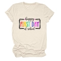 Dettaglio della stampa happy first day of school su t-shirt in cotone beige - Sabbia (Testo Nero) / S