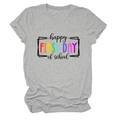 Dettaglio della maglietta grigia per la scuola con stampa happy first day of school e cotone - Taglia S / Top / Grigio chiaro
