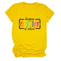 Dettaglio della stampa Happy First Day of School su t-shirt gialla in cotone girocollo - Taglia S / Top / Giallo