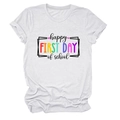 Dettaglio di una maglietta bianca in cotone con stampa colorata Happy First Day of School - Taglia S / Top / Bianco