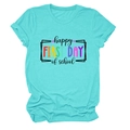 Dettaglio in piano della maglietta verde menta con stampa Happy First Day of School - Taglia S / Top / blu profondo