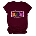 Dettaglio di maglietta bordeaux con stampa colorata Happy First Day of School per scuola - Taglia S / Top / Borgogna