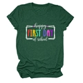 Dettaglio della stampa colorata Happy First Day of School sulla t-shirt verde scuro - Taglia S / Top / verde retrò