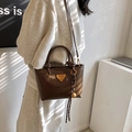 Petit sac fourre-tout marron foncé en simili cuir avec logo et breloque en corde - Avec Pendentif / Marron