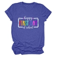 Dettaglio maglietta viola in misto cotone con stampa per il primo giorno di scuola - Taglia S / Top / Blu Retrò (Testo Bianco)