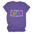 Dettaglio della maglietta viola per il rientro a scuola con scritte Happy First Day - Taglia S / Top / Viola (Testo Bianco)