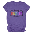 Dettaglio di una maglietta viola in cotone con stampa grafica arcobaleno per la scuola - Taglia S / Top / Viola (Testo Nero)
