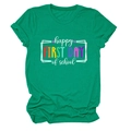 Dettaglio flat lay della maglietta verde girocollo con stampa happy first day of school - Taglia S / Top / Verde Scuro