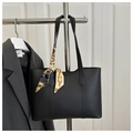 Detalle de bolso tote negro con pañuelo de seda decorativo en el asa para la oficina - Negro