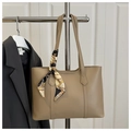 Detalle de bolso tote caqui con pañuelo de seda decorativo en el asa sobre blazer - Caqui / 0,1
