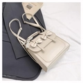 Détail d'un sac carré blanc crème avec nœuds, chaîne en perles et lettrage fashion chic - Avec Pendentif / Blanc