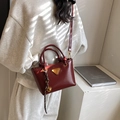 Mini sac cabas vintage en cuir bordeaux avec logo triangle doré et détail de gland - Avec Pendentif / Rouge