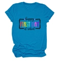 Dettaglio della stampa Happy First Day of School sulla maglietta blu in cotone girocollo - Taglia S / Top / Blu lago