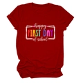 Dettaglio della maglietta bordeaux con stampa colorata Happy First Day of School - Taglia S / Top / Rosso
