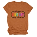 Dettaglio maglietta rosso ruggine con stampa colorata Happy First Day of School per donna - Taglia S / Top / Arancio Bruciato (Font Nero)