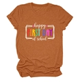 Dettaglio della maglietta in cotone caramello con stampa colorata per il primo giorno - Taglia S / Top / Arancio Bruciato (Font Bianco)