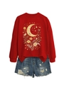 Dettaglio della stampa retrò luna e fiori su felpa rossa con pantaloncini di denim - S / Rosso