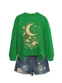 Dettaglio della stampa retrò con luna e fiori sulla felpa verde e shorts in denim - S / Verde Erba