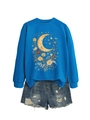 Dettaglio della felpa blu con stampa luna e fiori e pantaloncini di jeans strappati - S / Blu Lago