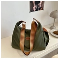 Dettaglio della borsa tote grande in nylon verde scuro con patch moda e tracolla larga - Verde militare