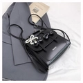Détail d'un petit sac à dos noir brillant avec nœuds en cuir et breloque en perle - Avec Pendentif / Noir