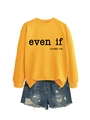 Détail du sweat-shirt jaune à col rond et du short en jean bleu délavé à plat - Jaune (Police Noire)