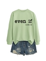 Détail du sweat-shirt vert clair avec texte et de l'ensemble short en jean déchiré - Vert Olive (Police Noire)