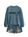Détail du sweat à col rond bleu avec texte 'even if' et short en jean bleu délavé usé - Bleu (Police Noire)