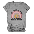 Dettaglio della t-shirt grigia a girocollo con stampa arcobaleno colorata e cuori - S / Grigio Scuro (Testo Nero)