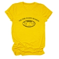 Detail eines gelben Rundhals-T-Shirts mit 'TIS THE DAMN SEASON Football-Aufdruck - S / Oberteile / Gelb (Schwarze Buchstaben)
