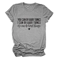 Dettaglio della stampa motivazionale e maniche arrotolate su t-shirt grigia girocollo - S / Grigio Scuro (Font Nero)