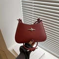 Sac à bandoulière tressé rouge foncé avec boucle étoile et bandoulière à nœud - Rouge